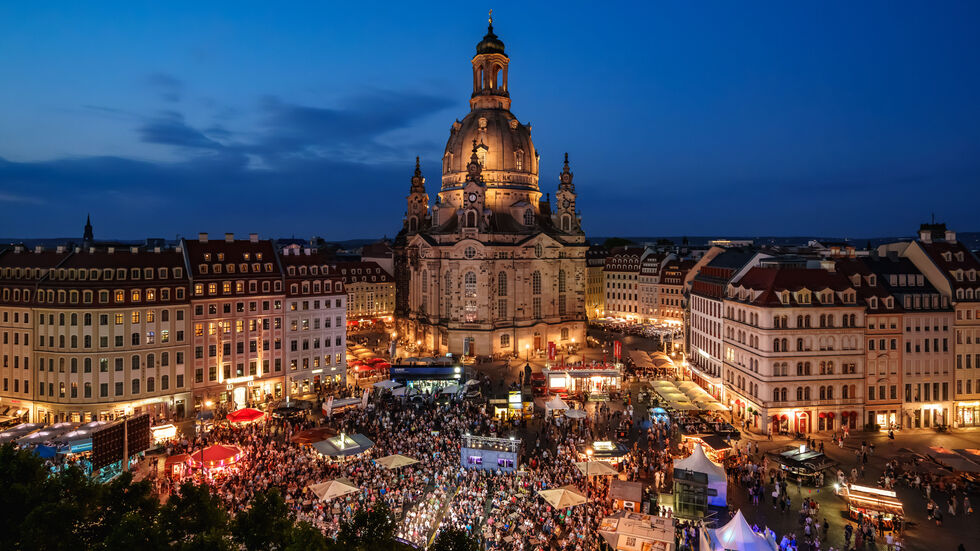 Ein Lichtermeer, fröhliche Menschen auf dem Neumarkt, so lief das Stadtfest letztes Jahr