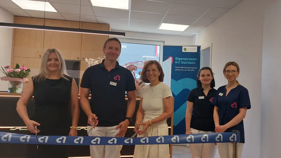 Die symbolische Eröffnung übernahmen Manuela Sipli, Carmen Baumgart (beide KV Sachsen), der leitende Arzt Samuel Hofmann (2.v.l.) und seine Medizinischen Fachangestellten, Schwester Kim und Schwester Sarah (beide rechts).