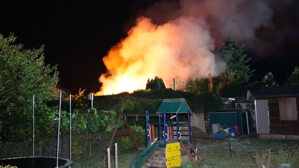 Der Kleingartenverein "Stünz" im Leipziger Osten in der Nacht zu Montag: Große Flammen schlagen in den Nachthimmel.