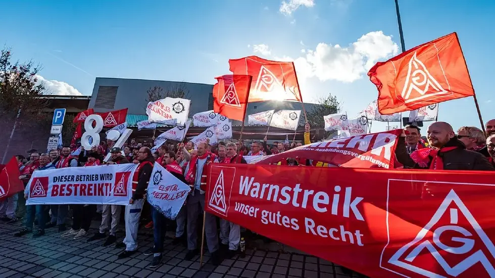 Die IG Metall bei einer Demo in Riesa 