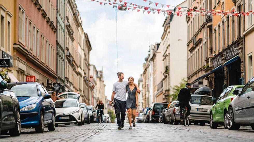 Mehr Sicherheit für Radfahrer und Fußgänger auf der Louisenstraße: Das könnte durch einen Grünen-Antrag bald möglich werden. (Symbolbild)