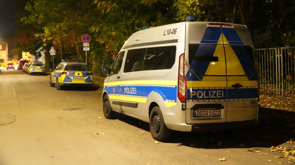 Einsatzkräfte vor einem Jahr vor dem Haus, in dem der schreckliche Kindermord geschah.