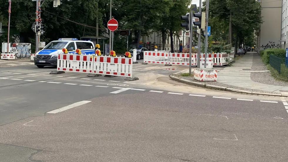 Die Käthe-Kollwitz-Straße in Leipzig wurde nach der Havarie stadteinwärts gesperrt. Die Käthe-Kollwitz-Straße in Leipzig wurde nach der Havarie stadteinwärts gesperrt.