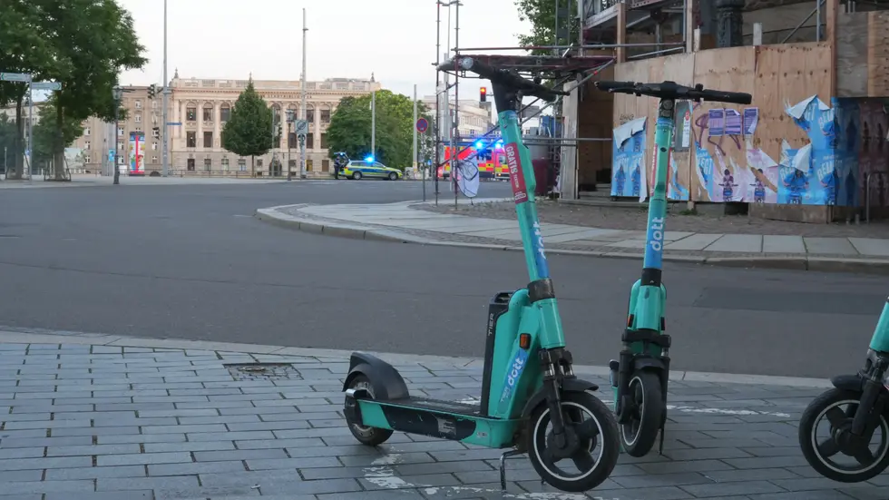 Mit so einem E-Roller ist der Krankenwagen zusammengestoßen.