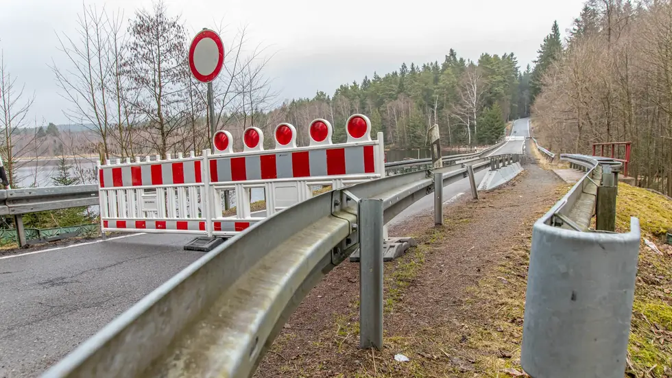 Die S222 ist seit Donnerstagnachmittag voll gesperrt. Die S222 ist seit Donnerstagnachmittag voll gesperrt.