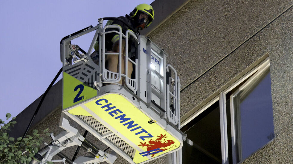 Feuer in Chemnitz: In der Chemnitztalstraße mussten am Dienstagabend zwei Menschen aus einer Wohnung gerettet werden.