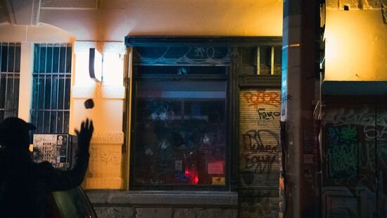 Am Bischofsplatz flogen am Dienstagabend Steine.