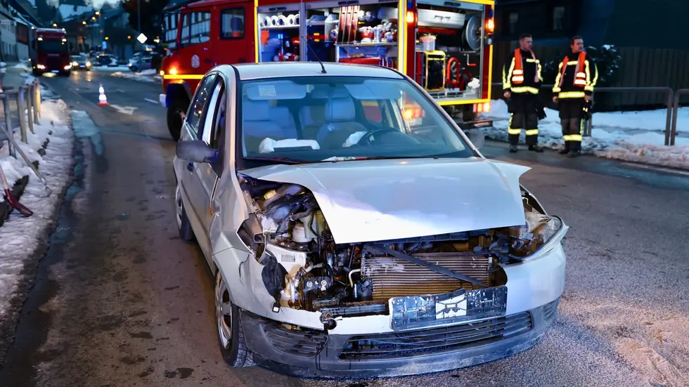 An der Kreuzung Karlsbader Straße/Kobaltstraße war dieser Ford mit einem VW kollidiert. 