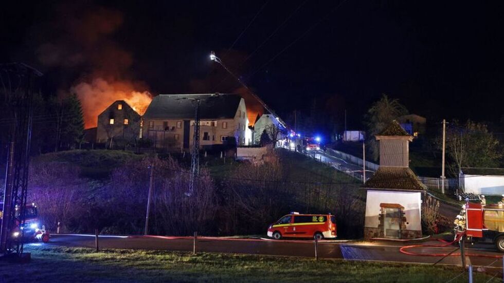 Großbrand in Uhlsdorf. Beim Entreffen der Feuerwehren steht ein Gebäudeteil schon in Flammen.