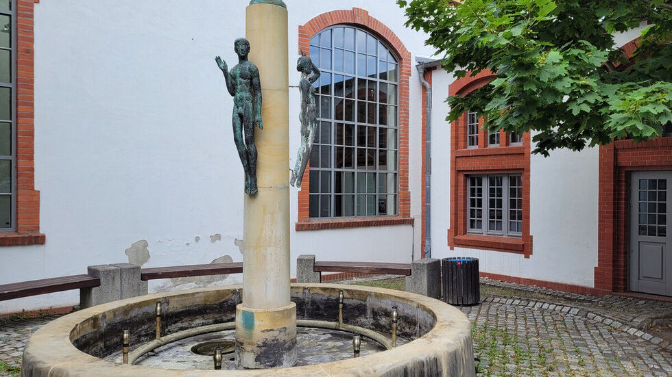 Brunnen vor dem Gebäude der Stadtwerke Weißwasser. Der Stadtrat hatte die Ausgliederung der Wasser- und Abwassersparte beschlossen. Mit einem Bürgerentscheid soll der Beschluss rückgängig gemacht werden. 