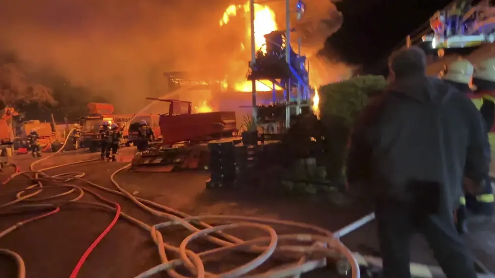 Gegen halb drei ist die Feuerwehr in der Nacht nach Lichtenwalde ausgerückt. An der August-Bebel-Straße stand eine Lagerhalle in Vollbrand.