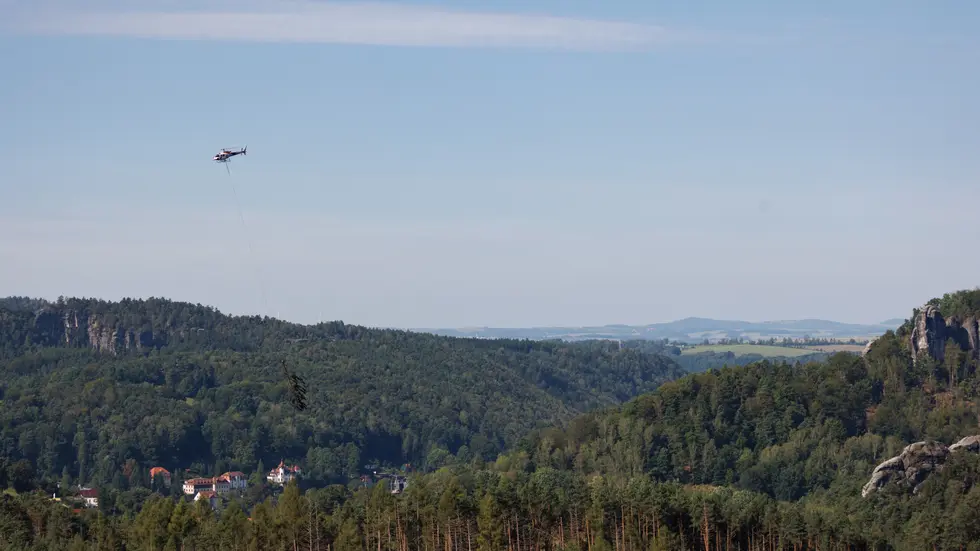 Mit dem Hubschrauber wurde das Gebiet um die Felsenbühne und den Amselsee nach dem schlimmen Unwetter beräumt