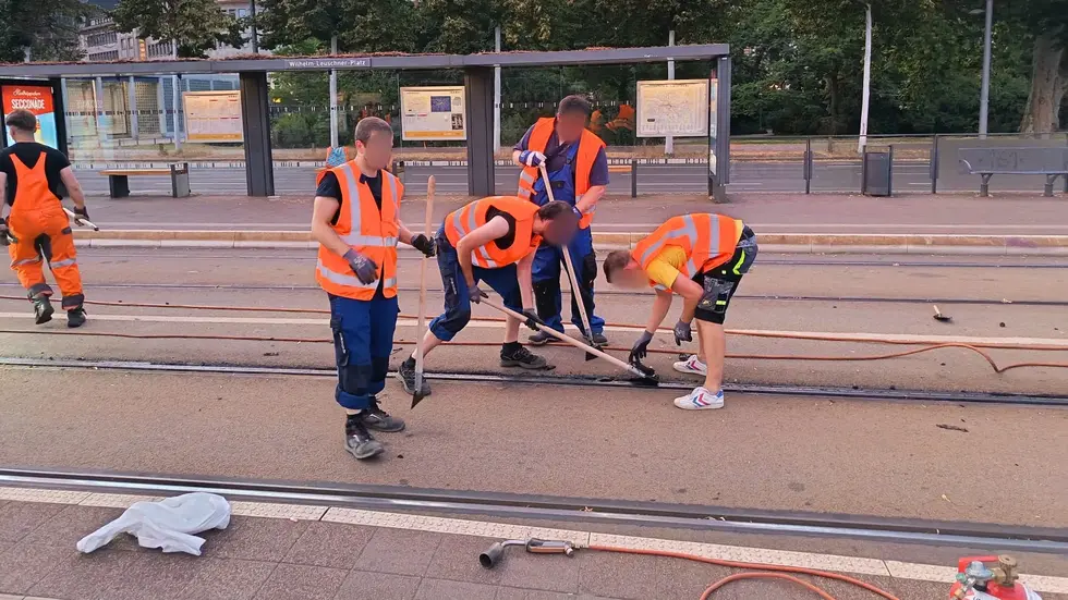 Mitarbeiter der Leipziger Verkehrsbetriebe beim Säubern von Gleisen. Mitarbeiter der Leipziger Verkehrsbetriebe beim Säubern von Gleisen.
