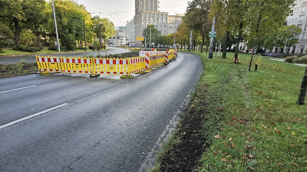 Hier geriet der Fiat auf die Wiese und krachte dann gegen einen Baum.