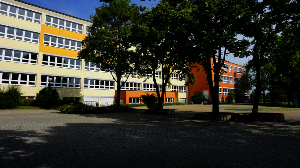 Das Matthes-Enderlein-Gymnasium in Zwönitz. Das Matthes-Enderlein-Gymnasium in Zwönitz.