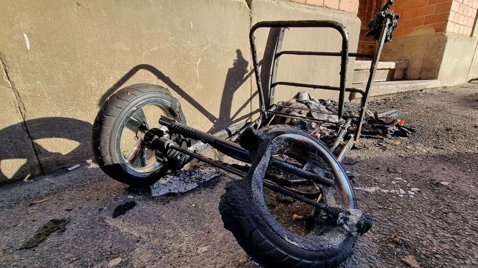 Im Treppenhaus auf der Sonnenbergstraße 81 brannte am Samstag aus noch unkgeklärter Ursache ein Kinderwagen. 