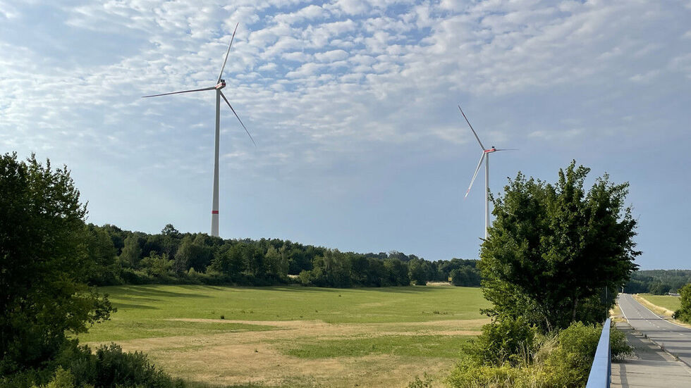 Die beiden Windräder sind die höchsten in Sachsen. 