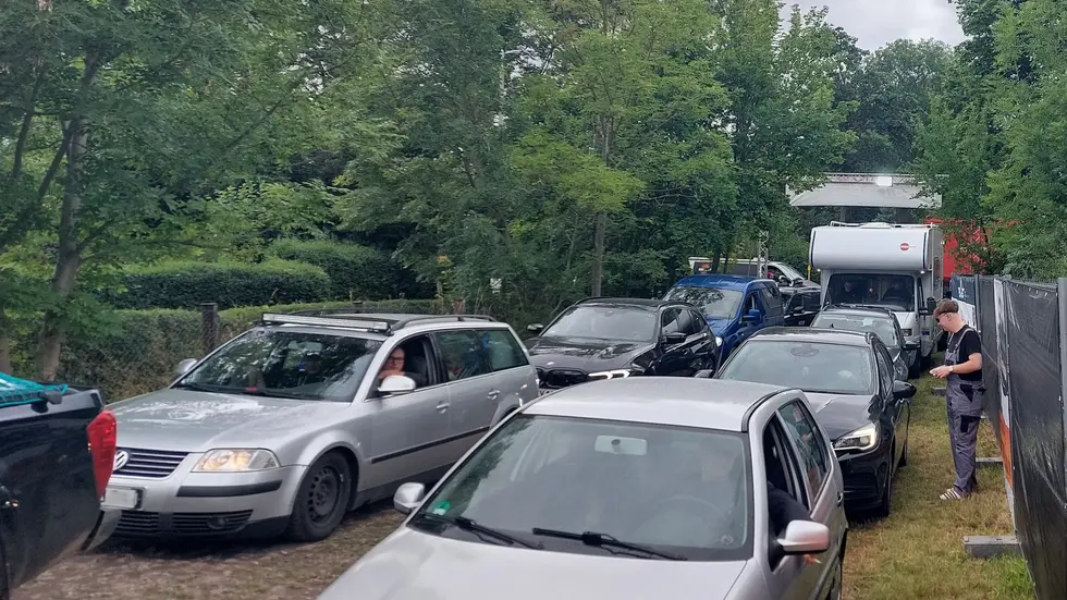 Großer Andrang: Beim Einfahren auf das Festival-Gelände teilte sich die Schlange in zwei Spuren auf.