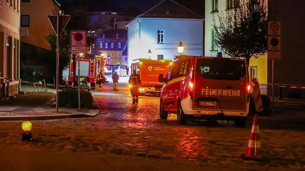 Als Beamte am 1. Oktober nach Spuren suchten, wurde drei von ihnen schlecht. Zurückgelassene Chemikalien waren die Ursache. Die Feuerwehr rückte an, zwei Polizisten mussten ins Krankenhaus.
Als Beamte am 1. Oktober nach Spuren suchten, wurde drei von ihnen schlecht. Zurückgelassene Chemikalien waren die Ursache. Die Feuerwehr rückte an, zwei Polizisten mussten ins Krankenhaus.