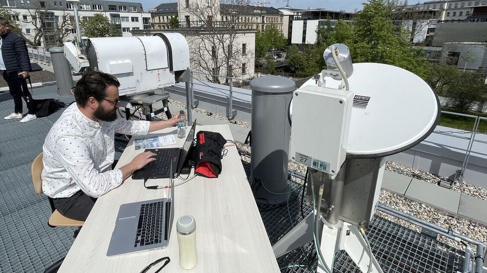 Ein Mitarbeiter des Instituts testet die neuen Messgeräte auf dem Dach