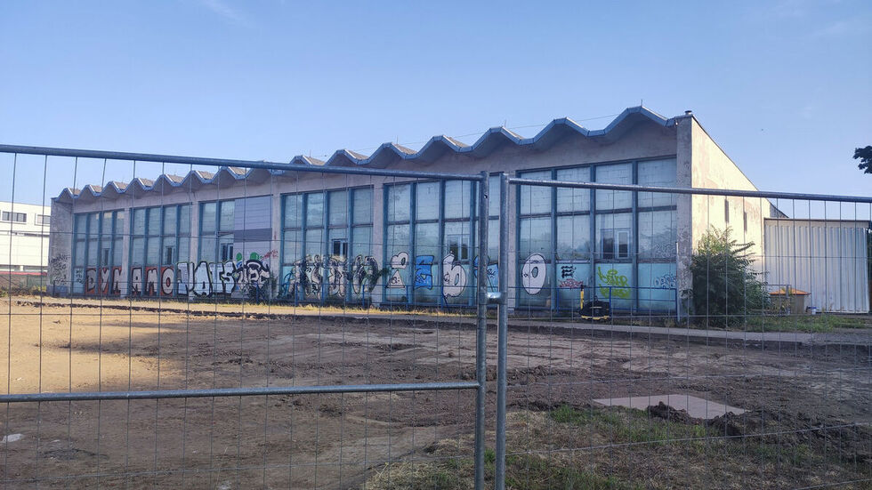 Die Bauzäune stehen schon. Schon bald wird die ehemalige Schwimmhalle auf der Steinstraße dem Erdboden gleichgemacht.