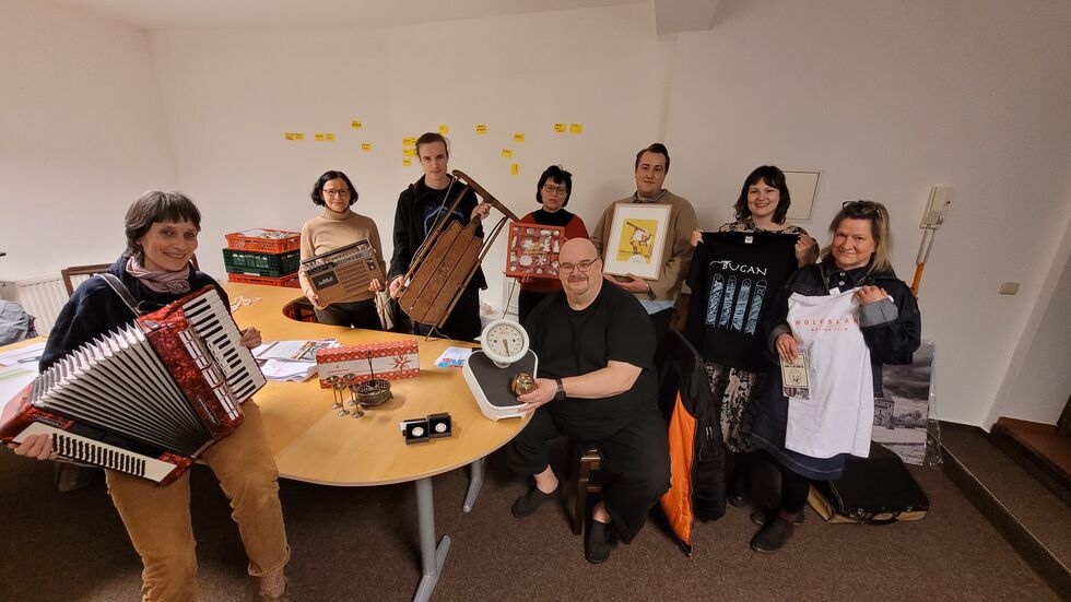 Seht, was wir zu bieten haben! Mitglieder des Fördervereins Viathea mit Auktionsstücken.