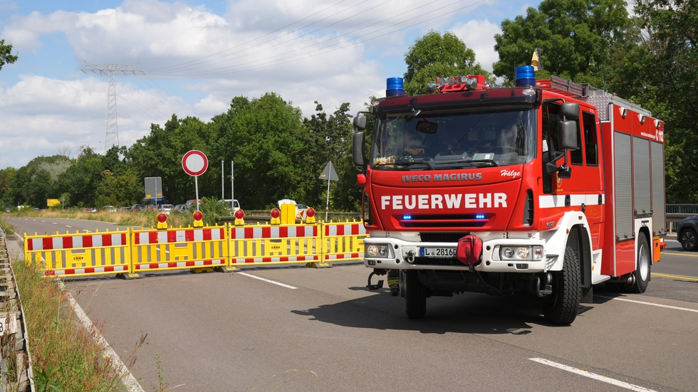 Die Feuerwehr musste dazu kommen, um die ausgelaufenen Betriebsstoffe zu entfernen. Die Feuerwehr musste dazu kommen, um die ausgelaufenen Betriebsstoffe zu entfernen.