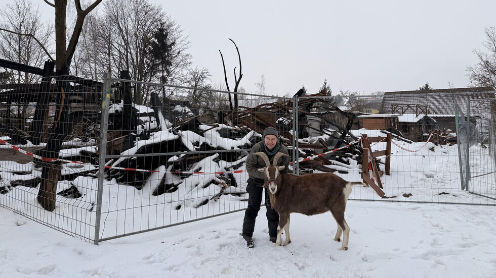 Leiterin Anne Dittrich vor dem Trümmerhaufen