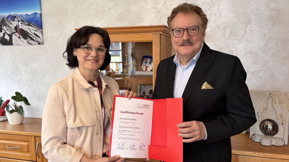 Bürgermeisterin Dorothee Obst und Sparkassenchef Andreas Fuhrmann bei der Übergabe der Zustiftungsurkunde