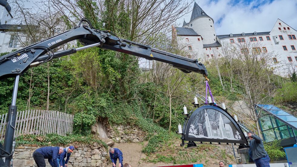 Beim Aufstellen des Großachwibbogens. Beim Aufstellen des Großachwibbogens.