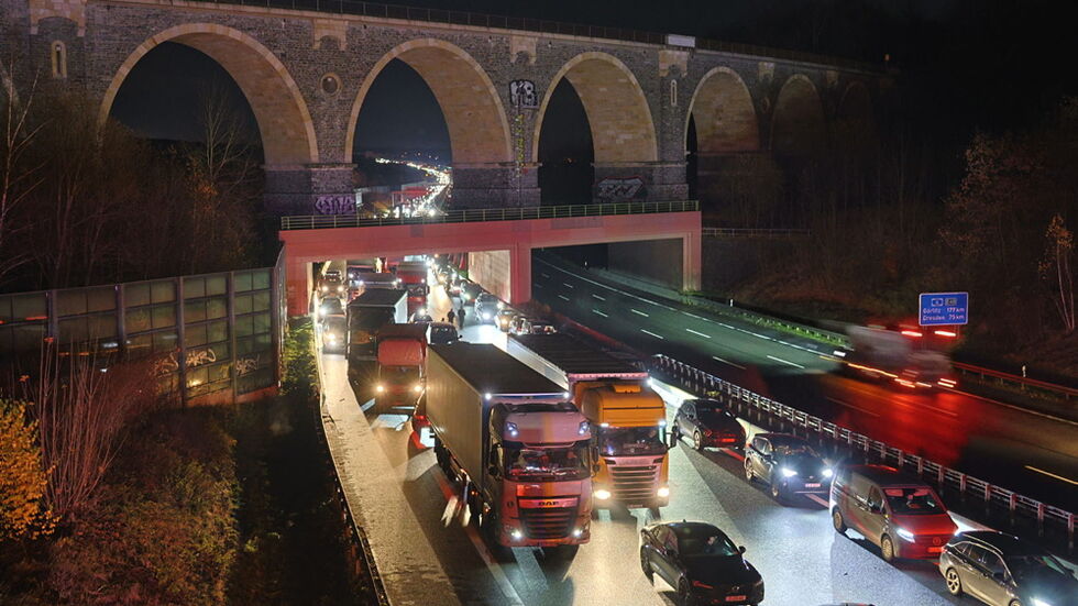 Wegen der Sperrung gab es einen kilometerlangen Stau. Wegen der Sperrung gab es einen kilometerlangen Stau.