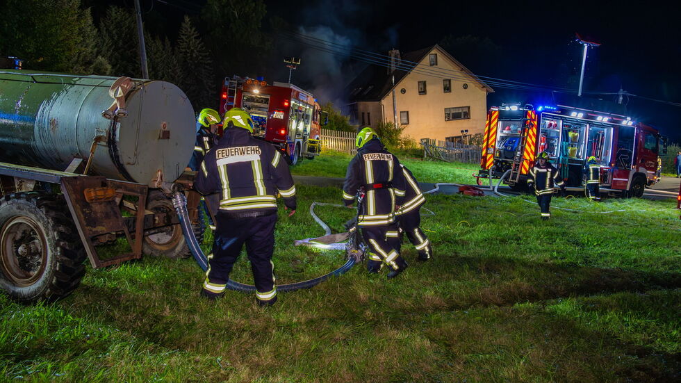 Bei den Löscharbeiten wurde die Feuerwehr spontan von Landwirten unterstützt.  Bei den Löscharbeiten wurde die Feuerwehr spontan von Landwirten unterstützt.