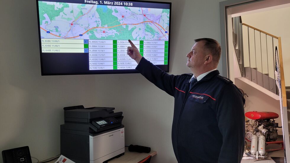Peter Seliger, Leiter der Werkfeuerwehr. An diesem Bildschirm laufen die Alarmmeldungen ein. Peter Seliger, Leiter der Werkfeuerwehr. An diesem Bildschirm laufen die Alarmmeldungen ein.