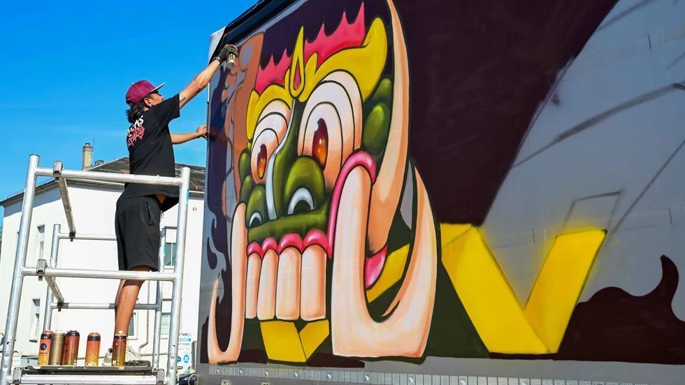 Der Graffitikünstler Emeteur aus Indonesien durfte sich an einem LKW-Anhänger der Firma Akalis GmbH verewigen. Der Graffitikünstler Emeteur aus Indonesien durfte sich an einem LKW-Anhänger der Firma Akalis GmbH verewigen.