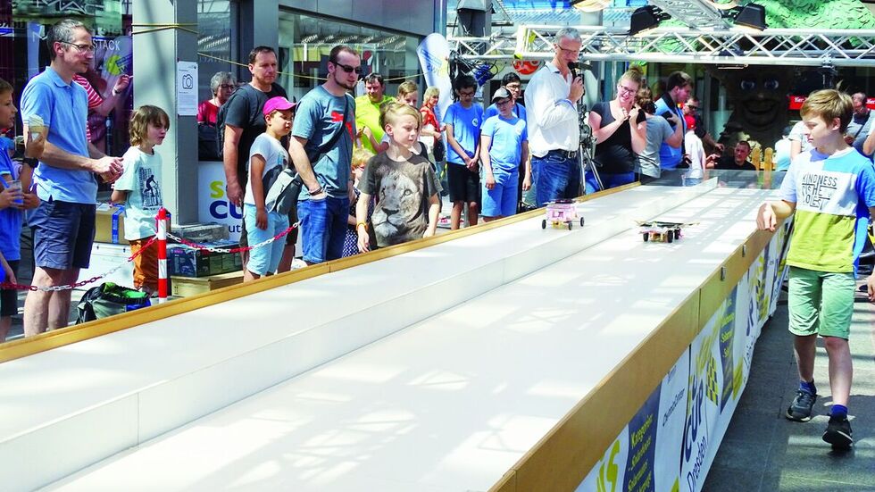 Rennleiter Ingo Voigtländer moderiert die Rennen im Chemnitz Center.