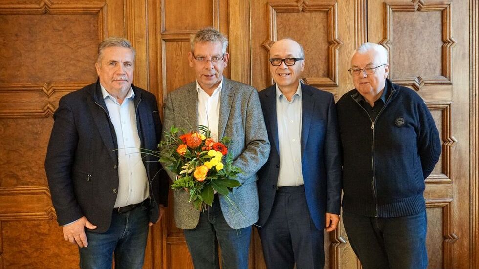 Oberbürgermeister Rolf Schmidt, der neue Gewschäftsführer Udo Moritz und vertreter der Stadtwerke beim Führungswechsel. 