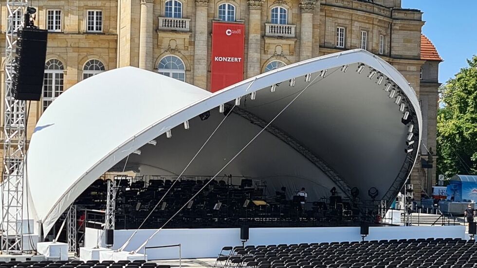 Bühne für das Abschlusskonzert vor dem Opernhaus