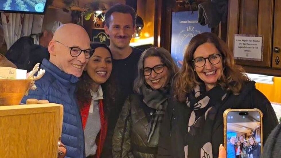 Der Vorstand des Haus Leben mit den Soko-Schauspielern (von links: Volker Große vom Verein, Amy Mußul, Johannes Hendrik, Dr. Luisa Mantovani vom Verein und Michaela Bax vom Verein). Der Vorstand des Haus Leben mit den Soko-Schauspielern (von links: Volker Große vom Verein, Amy Mußul, Johannes Hendrik, Dr. Luisa Mantovani vom Verein und Michaela Bax vom Verein).