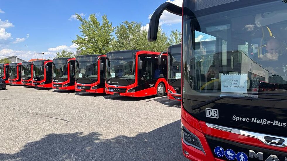 Es sind nicht alles neue Busse, die derzeit auf dem Gelände der MAN-Niederlassung in Bautzen stehen und in den nächsten Tagen zu den Stützpunkten im Kreis Görlitz fahren. Weil MAN nicht alle bestellten Busse bis zum Betriebsstart am kommenden Samstag liefern kann, hat die DB Regio Bus Ost Fahrzeuge aus anderen Standorten abgezogen, so z.B. aus Forst im Spree-Neiße-Kreis.