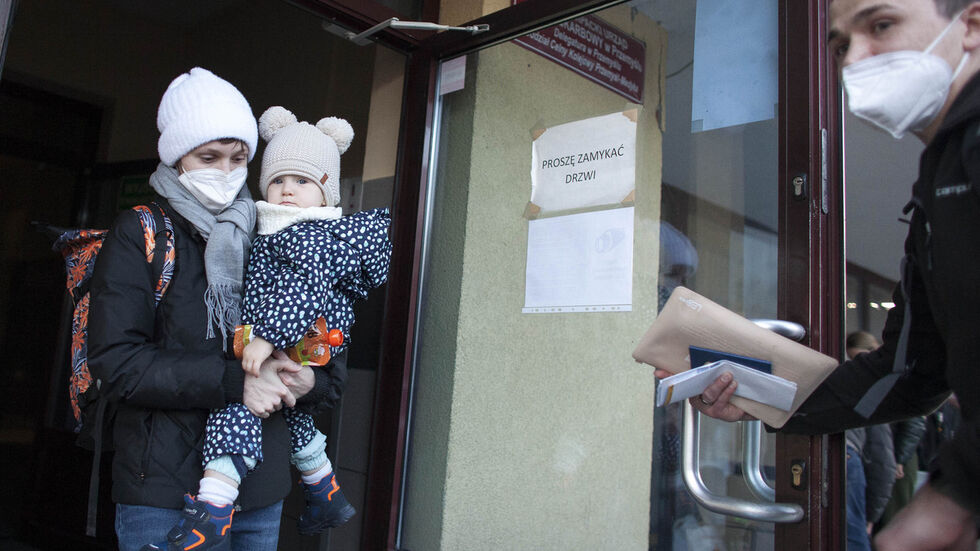 Eine Ukrainerin kommt mit ihrem Kind in Polen an Eine Ukrainerin kommt mit ihrem Kind in Polen an