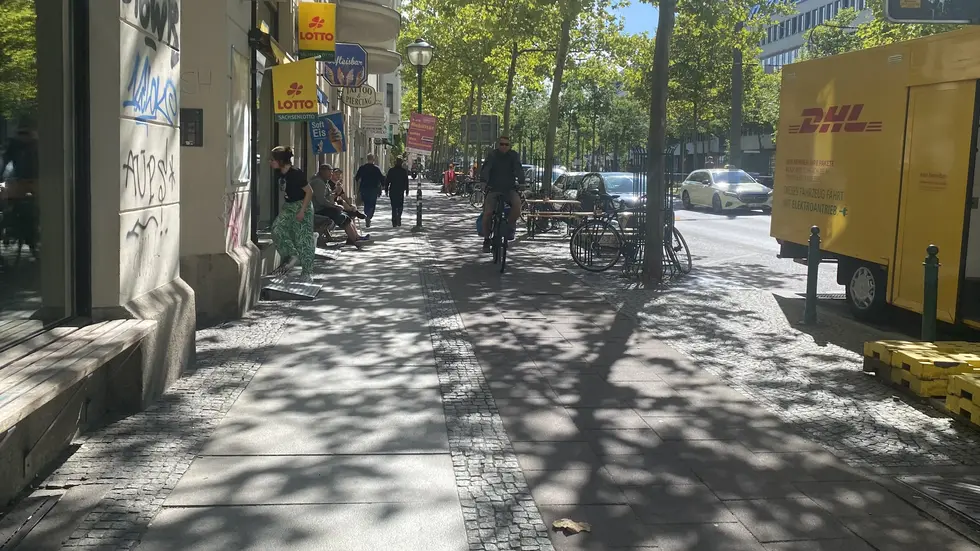 Dieser Radweg auf einer Länge von etwa 100 Metern an der Prager Straße soll an die Seite der Straße verlegt werden (dort, wo jetzt Parkplätze sind), damit Fußgänger und Radfahrer sich nicht in die Quere kommen. Dieser Radweg auf einer Länge von etwa 100 Metern an der Prager Straße soll an die Seite der Straße verlegt werden (dort, wo jetzt Parkplätze sind), damit Fußgänger und Radfahrer sich nicht in die Quere kommen.