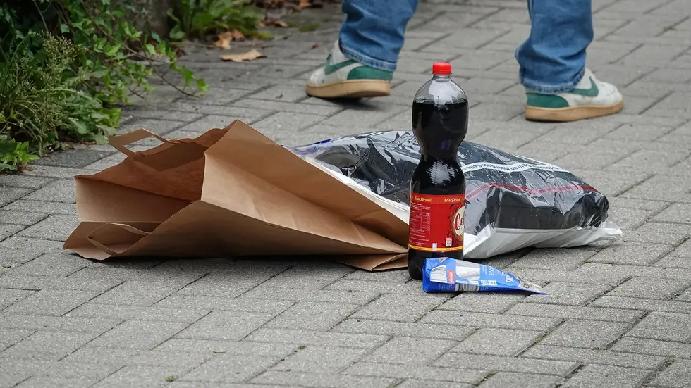 Der Räuber hatte Cola und Salami-Sticks dabei 