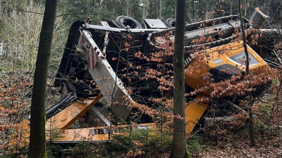 Der umgekippte Bagger. Die Feuerwehr Lengefeld war mit 16 Kameraden im Einsatz.