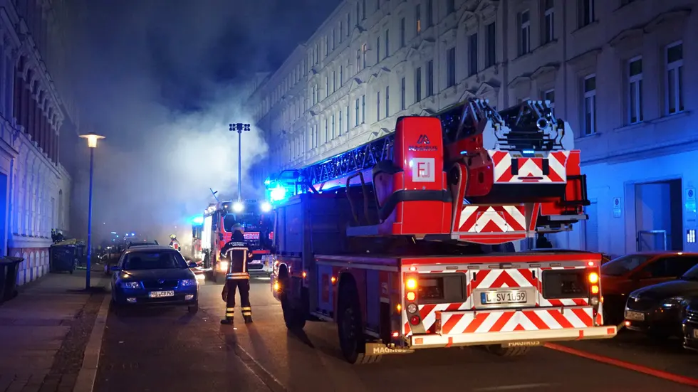 Die ganze Straße war verqualmt. Die ganze Straße war verqualmt.