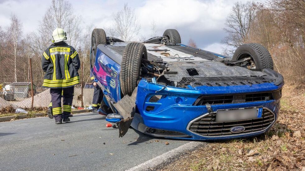 Ersthelfer hatten den Fahrer aus dem umgekippten Ford befreit.