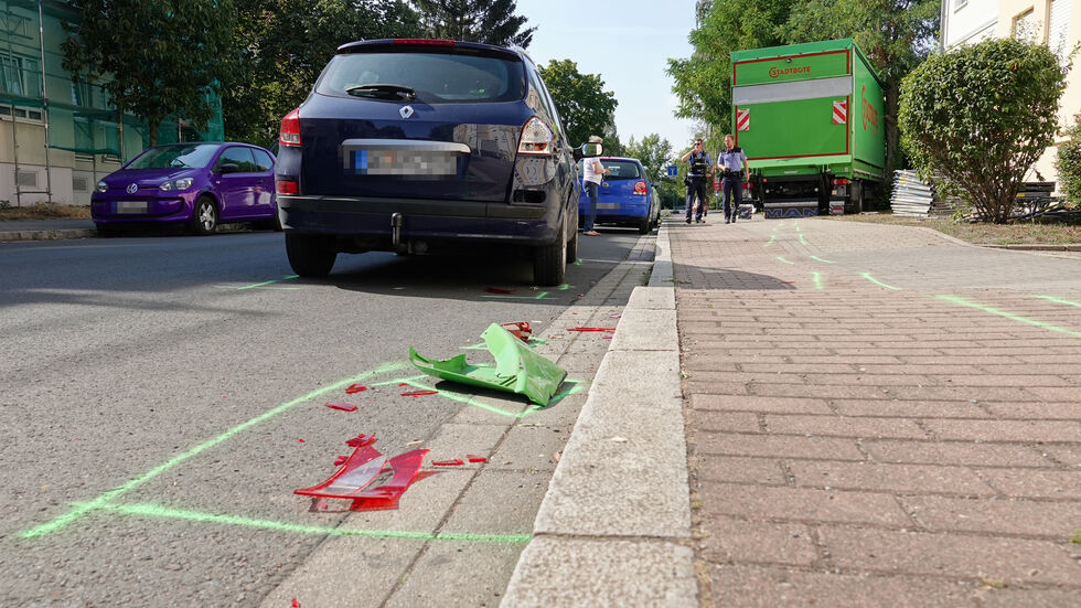 Auch mehrere Autos wurden beschädigt. Auch mehrere Autos wurden beschädigt.