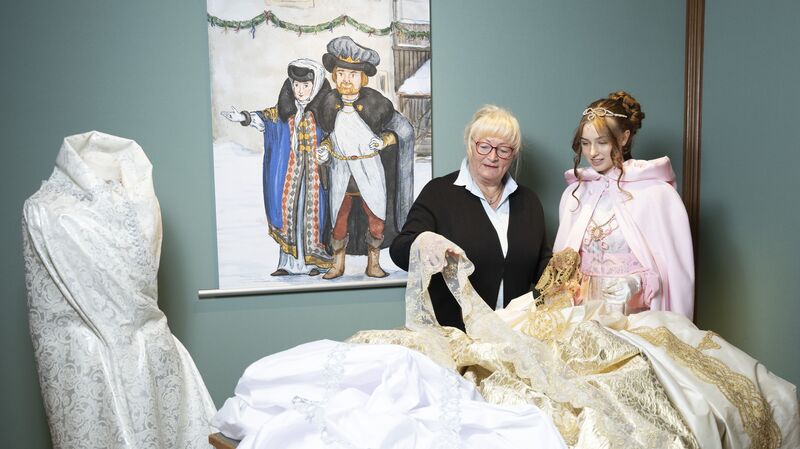 Ilona Zill (l), Schneidermeisterin, und Tamara Kretschmer als Aschenbrödel in der Ausstellung "Drei Haselnüsse für Aschenbrödel".