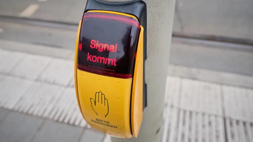 Durch den Umbau der Ampelanlage in Trachau soll die Industriestraße für Fußgänger sicherer werden. (Symbolbild) Durch den Umbau der Ampelanlage in Trachau soll die Industriestraße für Fußgänger sicherer werden. (Symbolbild)