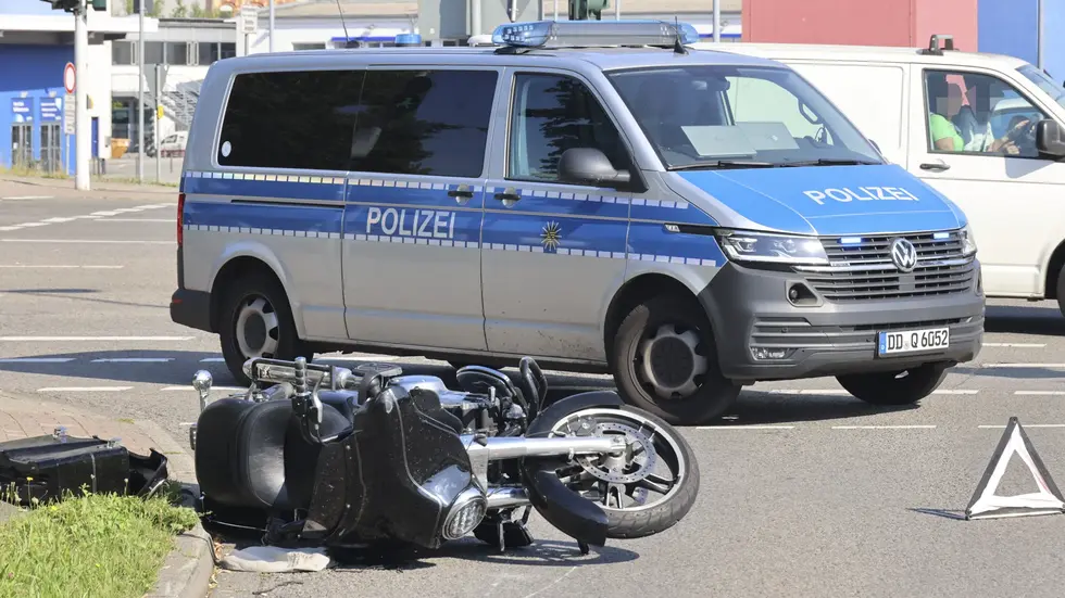 Schwerer Harley-Unfall in Chemnitz: Ein 41-Jähriger stürzte auf der Carl-Hamel-Straße. Seine Maschine rutschte rund 50 Meter weit. Schwerer Harley-Unfall in Chemnitz: Ein 41-Jähriger stürzte auf der Carl-Hamel-Straße. Seine Maschine rutschte rund 50 Meter weit.