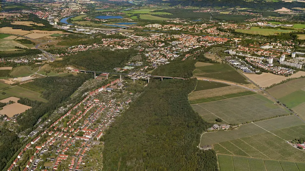 Die 3,8 km lange Schnellstraße geht durch einen Tunnel (li.), über die Gottleubatal-Brücke bis auf die B172 (rechts)